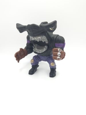 Vue angulaire dynamique d&#39;une figurine vintage Hydrofire Jab de Street Sharks de 1995 par Mattel, affichant sa posture agressive et son armure et gantelets détaillés.