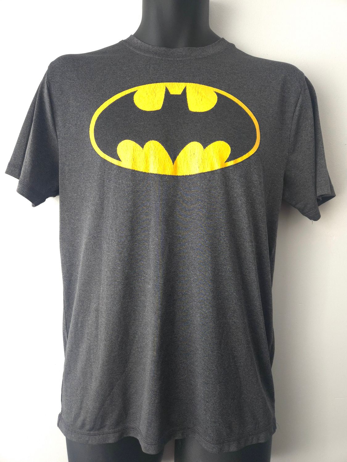 Batman Men&#39;s Small Grey Graphic Tee (stretchy fabric)