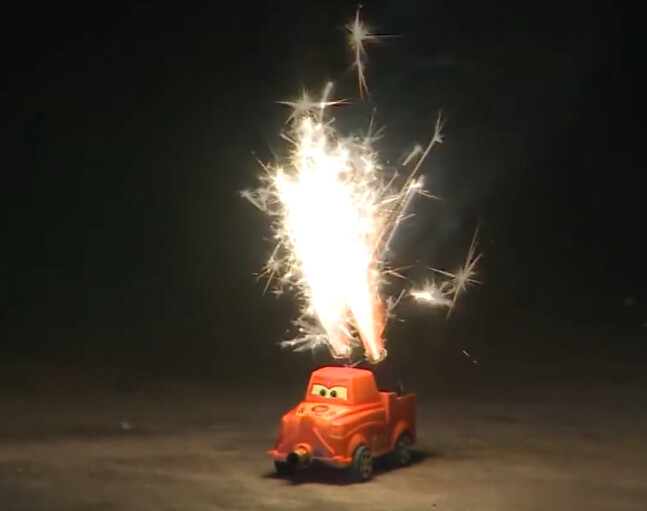 Firework-novelty:移动⼩喷花[动感卡车]Half Ton