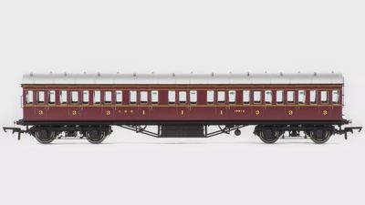 Hornby R4656A LMS, Period III Non-Corridor 57&#39; Composite, 16612 - Era 3 [25% Off!*]