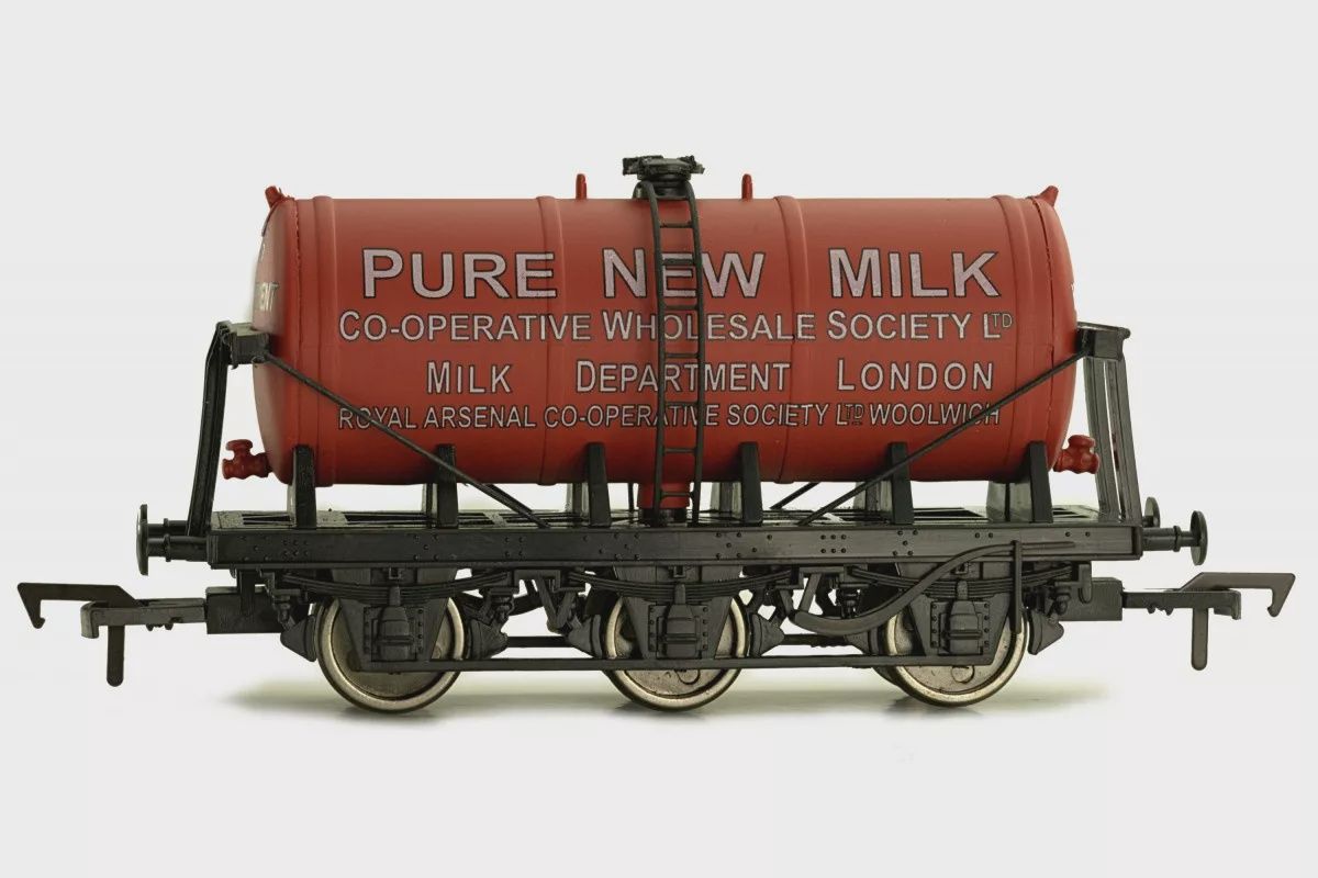 Dapol 6 Wheel Milk Tank Co-Op Milk Red [4F-031-037]