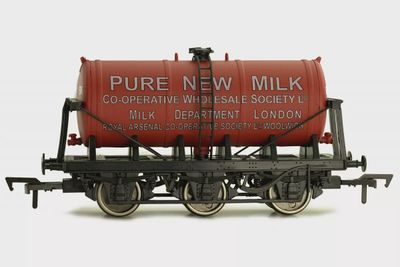Dapol 6 Wheel Milk Tank Co-Op Milk Red [4F-031-037]