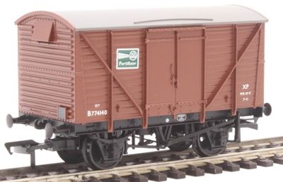 Bachmann Branchline 12T Planked Ventilated Van Plywood Doors BR Bauxite (Early) with &#39;ICI Fertilizer&#39; Label [38-230B]
