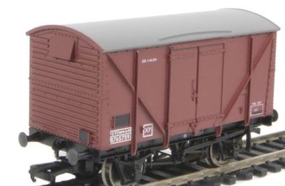 Bachmann Branchline 12T BR Plywood Ventilated Van Bauxite (Late) [38-171D]