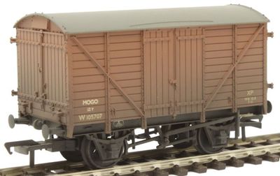Bachmann Branchline 12T Ventilated Van BR Bauxite Weathered [37-780A]