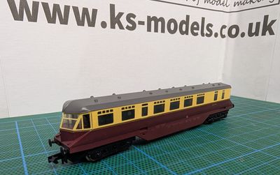 PRE-OWNED Graham Farish GWR Maroon/cream diesel railcar, W27W [8179] [C3]