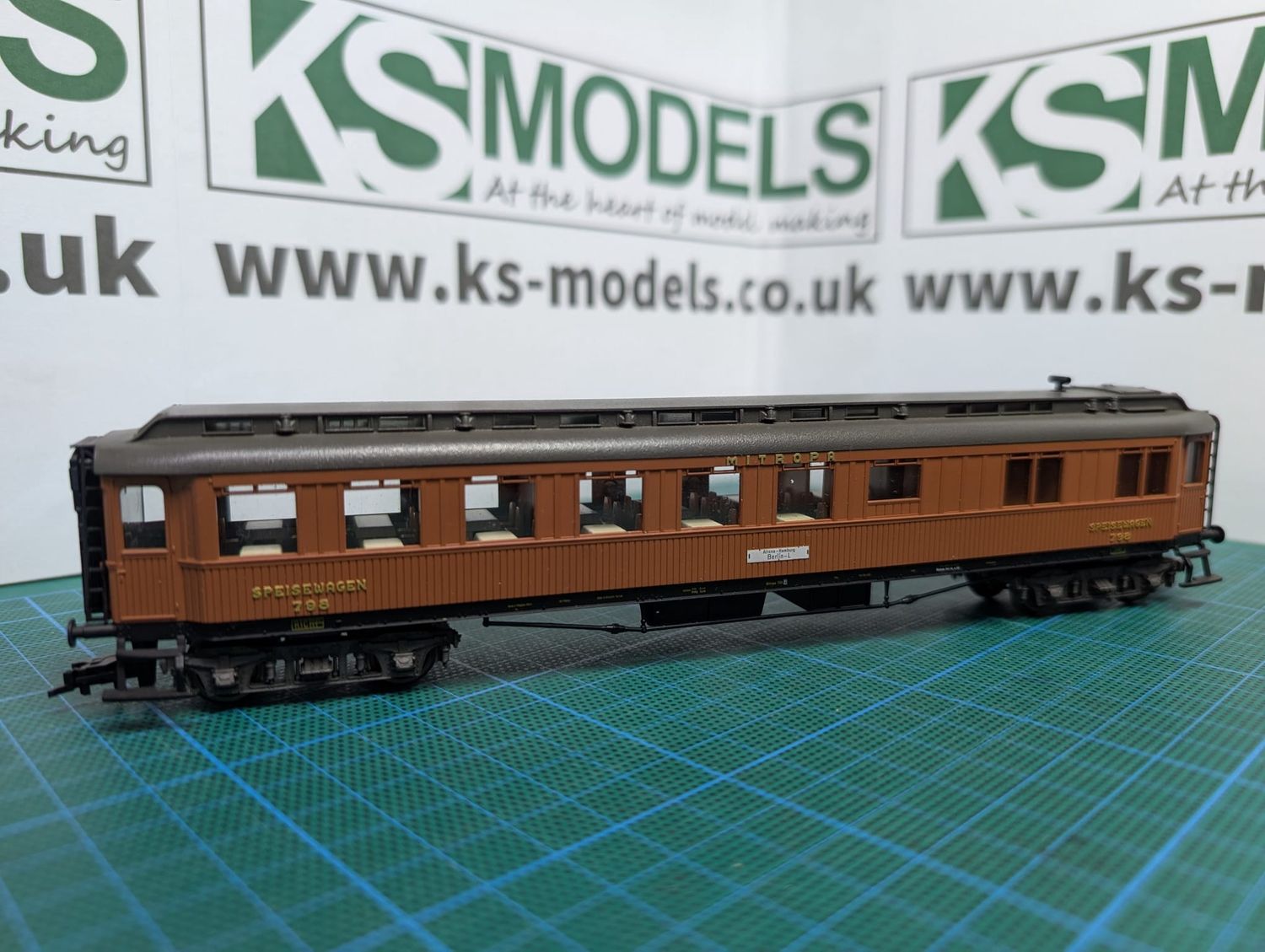 PRE-OWNED Fleischmann HO Gauge 5081K passenger coach, Speisewagen 798 of the MITROPA company