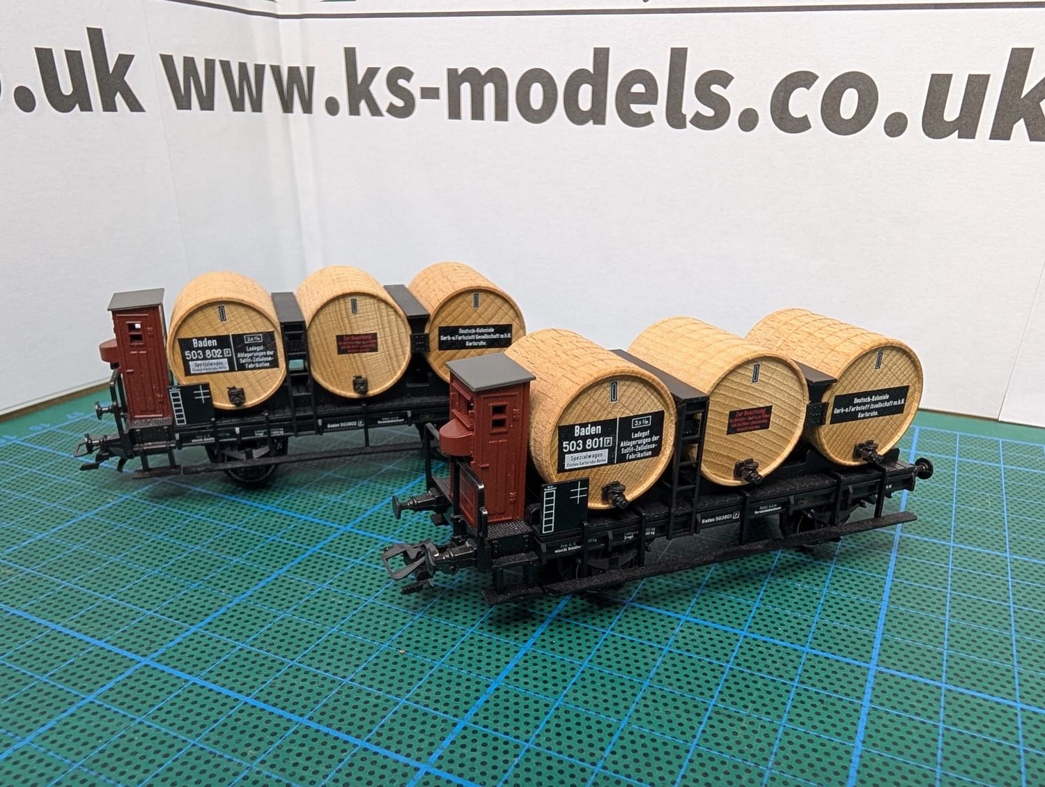 PRE-OWNED Marklin 46742 Set of two tannery wagons