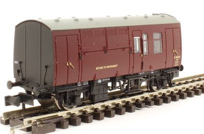 Graham Farish BR Mk1 Horse Box Maroon (ER). [373-360]