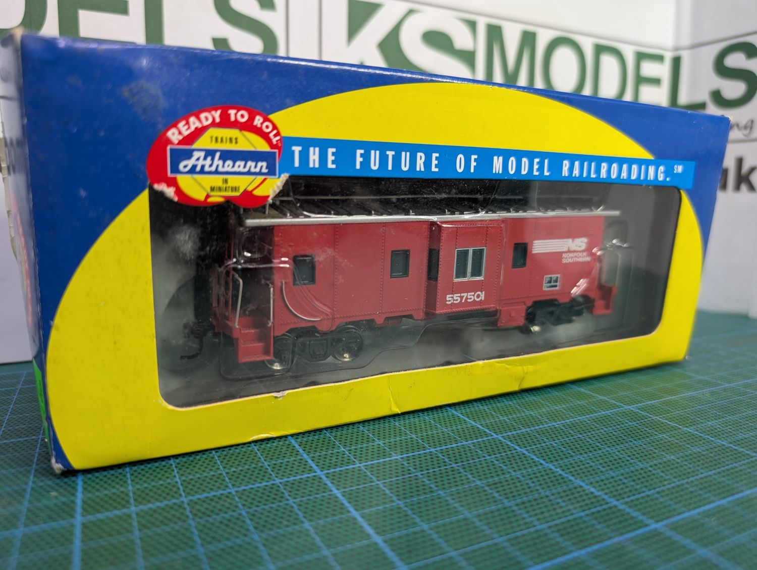 PRE-OWNED Athearn HO Gauge Norfolk Southern Bay Window Caboose #557501 [74714]