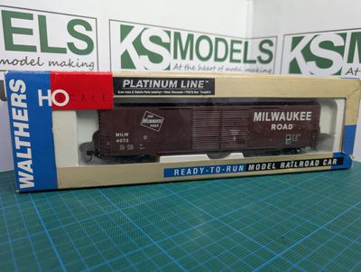 PRE-OWNED Walthers HO Gauge Milwaukee Road #4075 60&#39; Pullman Standard Auto Box Car, Double Door [932-42255]
