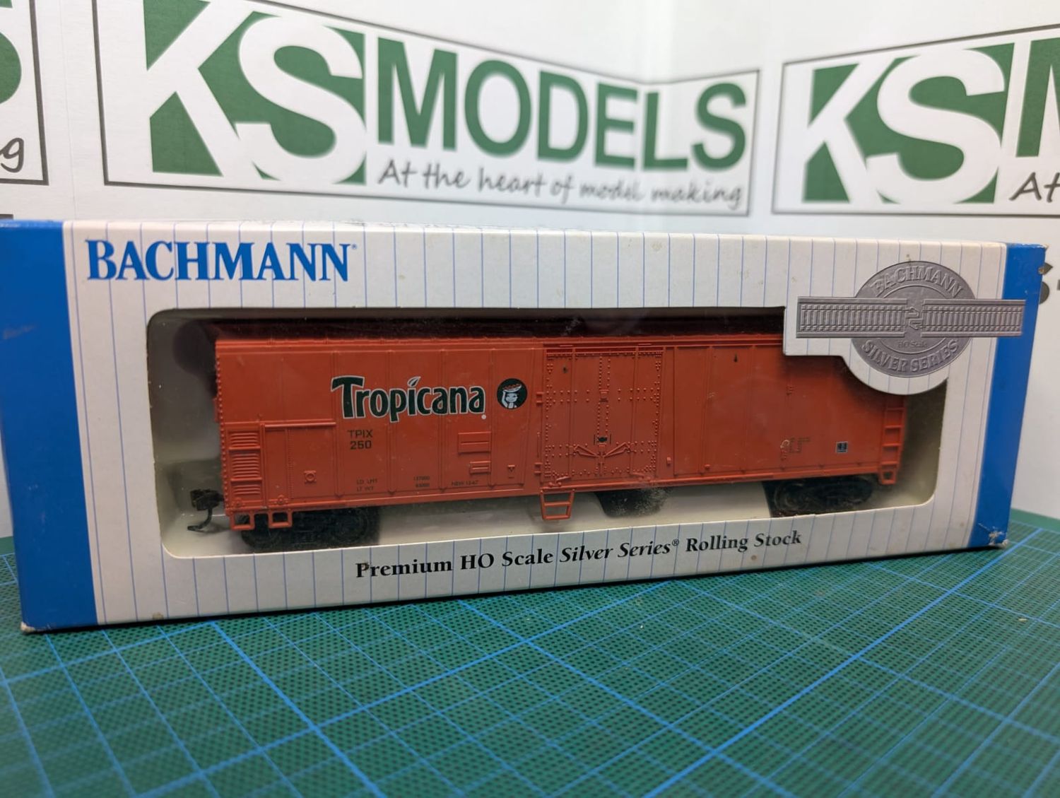PRE-OWNED Bachmann (USA) HO Gauge 50&#39; Steel Reefer Tropicana-Orange [17946]