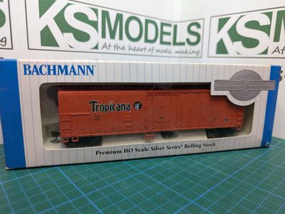 PRE-OWNED Bachmann (USA) HO Gauge 50&#39; Steel Reefer Tropicana-Orange [17946]
