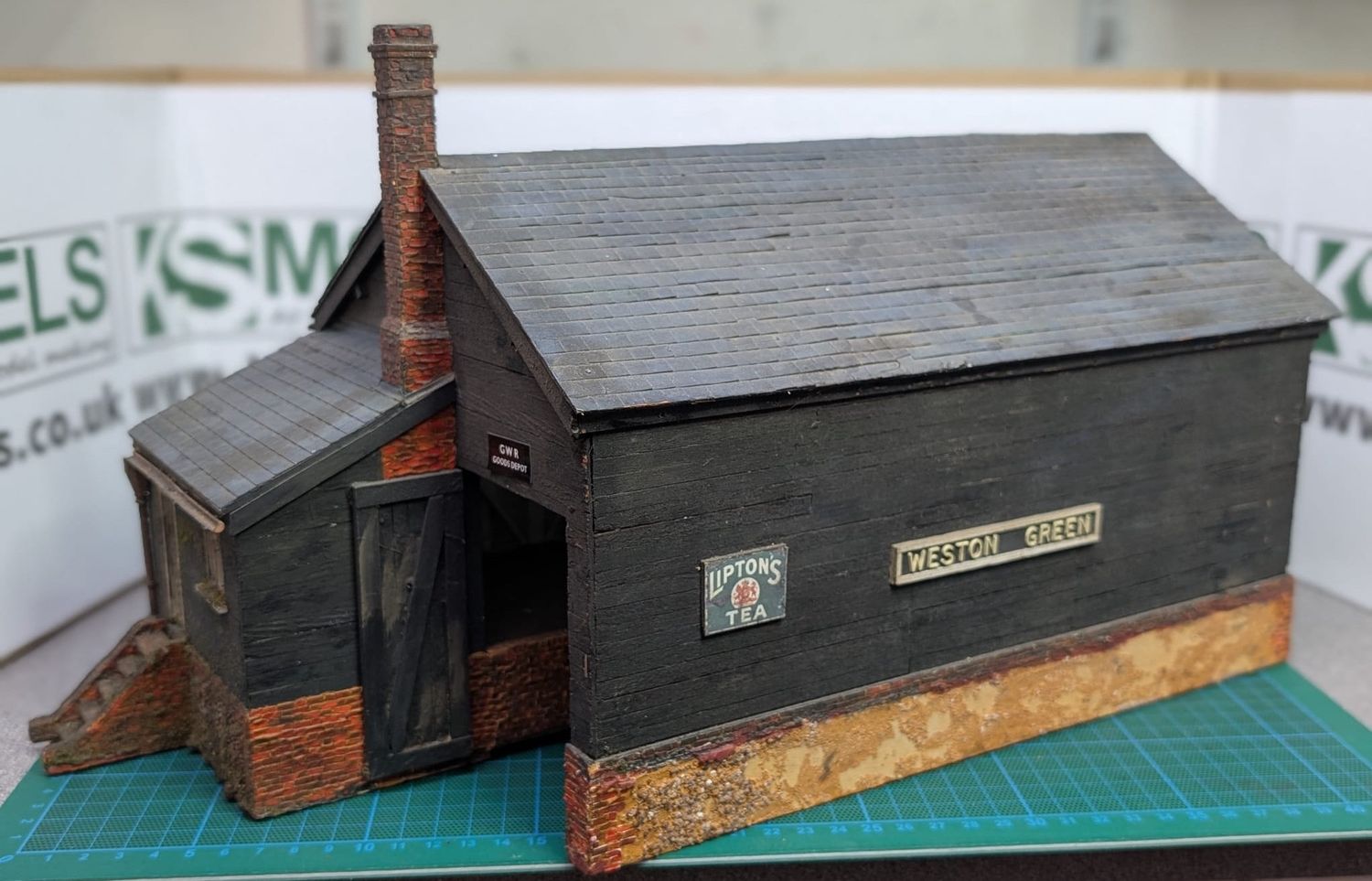 PRE-OWNED Scratch-Built O Gauge/7mm GWR Goods Shed