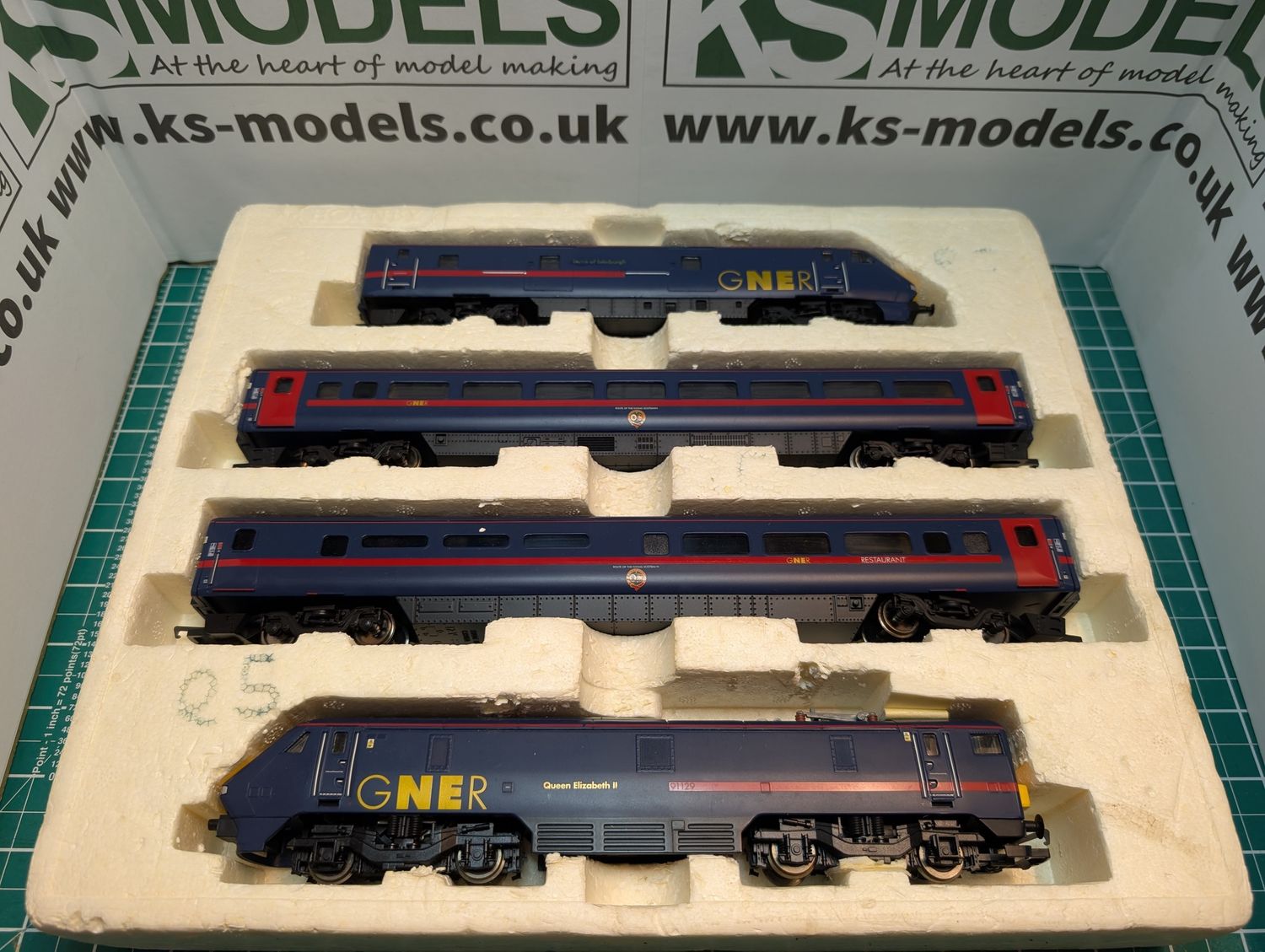 PRE-OWNED Hornby R2427 GNER 225 Mallard Service (Class 91 - Queen Elizabeth II) [C2]