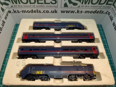 PRE-OWNED Hornby R2427 GNER 225 Mallard Service (Class 91 - Queen Elizabeth II) [C2]