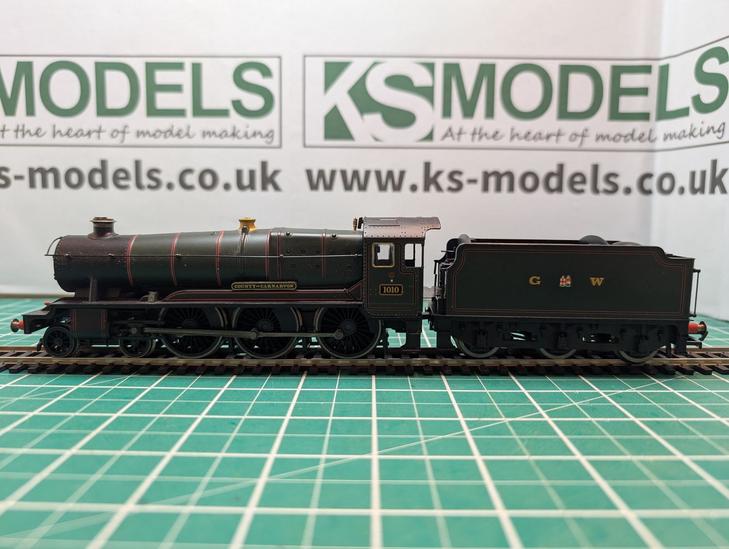 PRE-OWNED Hornby R2391 &#39;County of Carnarvon&#39;, 1010, GWR Green, Lined [C2]