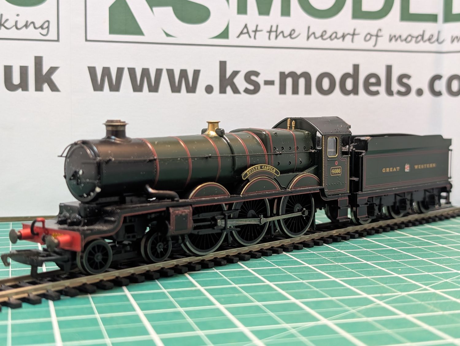 PRE-OWNED Hornby R2389 &#39;Builth Castle&#39; 4086, GWR Green, Lined [C2]