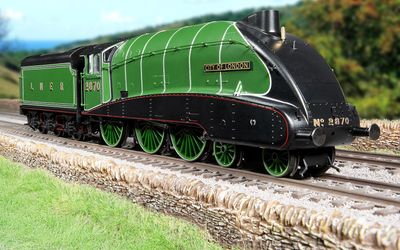Hornby R30406 LNER - Streamlined B17 - 2870 &#39;City of London&#39;