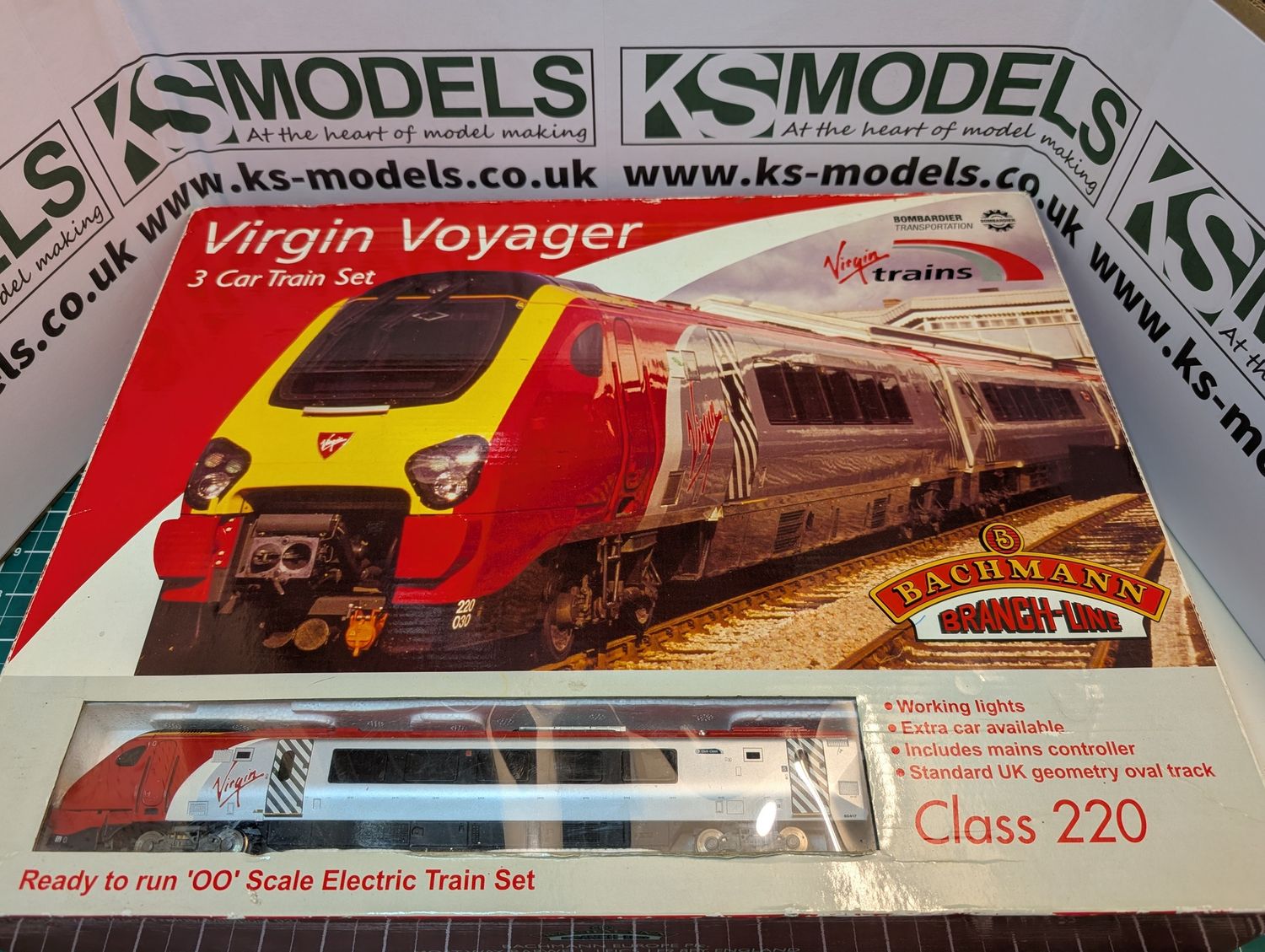 Bachmann Branchline 30-600 Class 220 Virgin Voyager 3-Car Set [C2]
