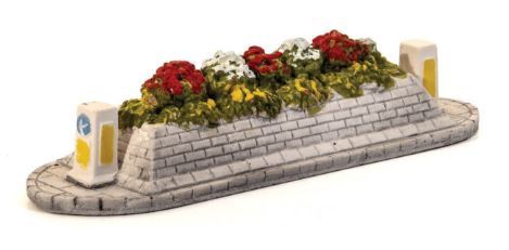 Harburn Hobbies SS383 OO/HO Gauge Station &amp; Street Series Long Traffic Island with Flowering Shrubs [25% DISCOUNT!]