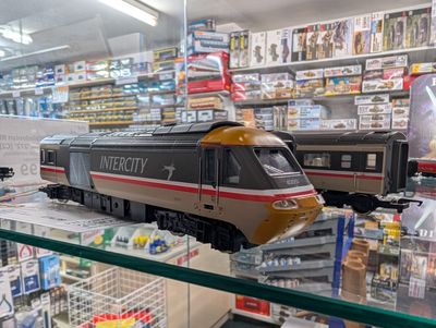 PRE-OWNED Hornby Class 253/43 HST [pair], plus BR InterCity 2x Mk3 Open 2nd Coaches (4-Car Set) [C2]