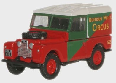 Oxford Diecast Land Rover 88 Hard Top Bertram Mills (1:76) [76LAN188017]