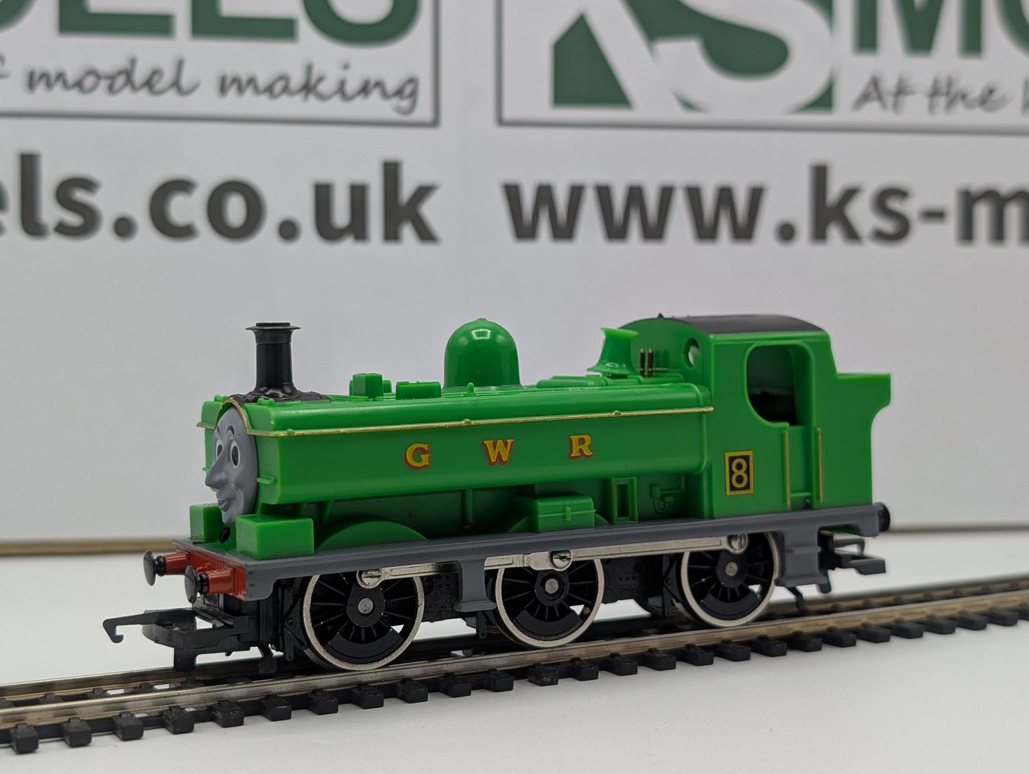 PRE-OWNED Hornby R382 'Duck', No.8, Green Pannier Tank (Thomas &amp; Friends) [C1]