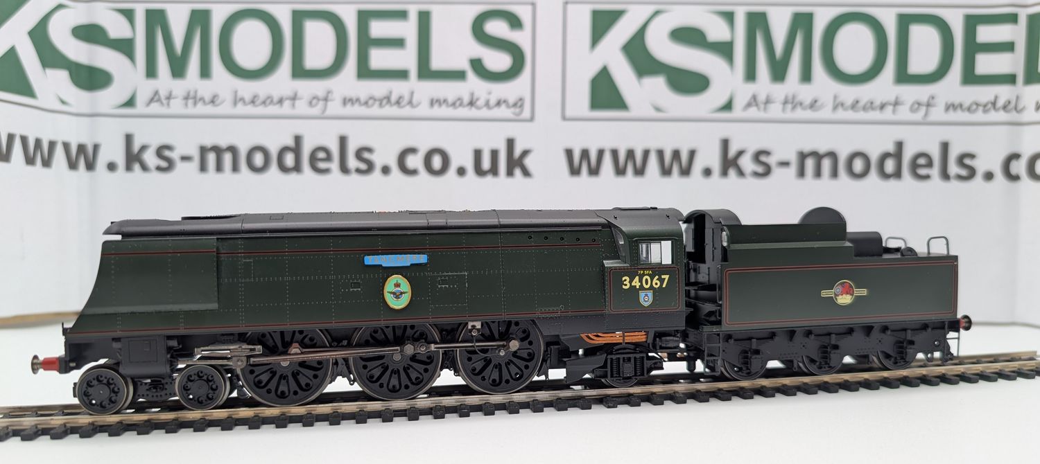 PRE-OWNED Hornby R2221 Merchant Navy Class, 'Tangmere', 34067, BR Green, Late crest [C2]
