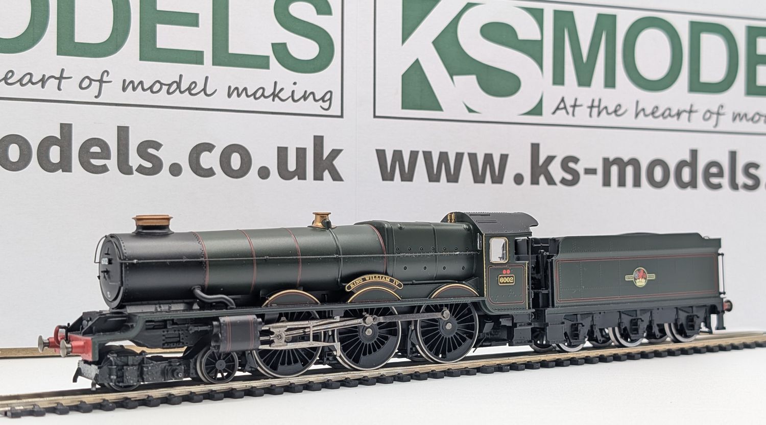PRE-OWNED Hornby R2234 'King William IV', 6002, BR Green, Late crest [C1]