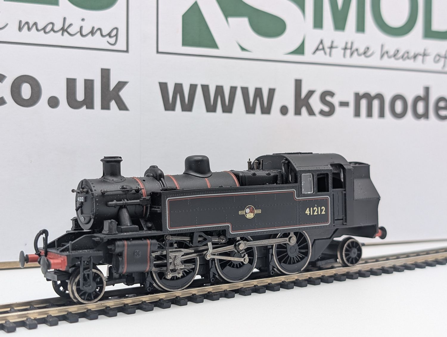 PRE-OWNED Bachmann Branchline 31-455 Ivatt Class 2MT, 41212, BR Lined black, Late crest [C1]