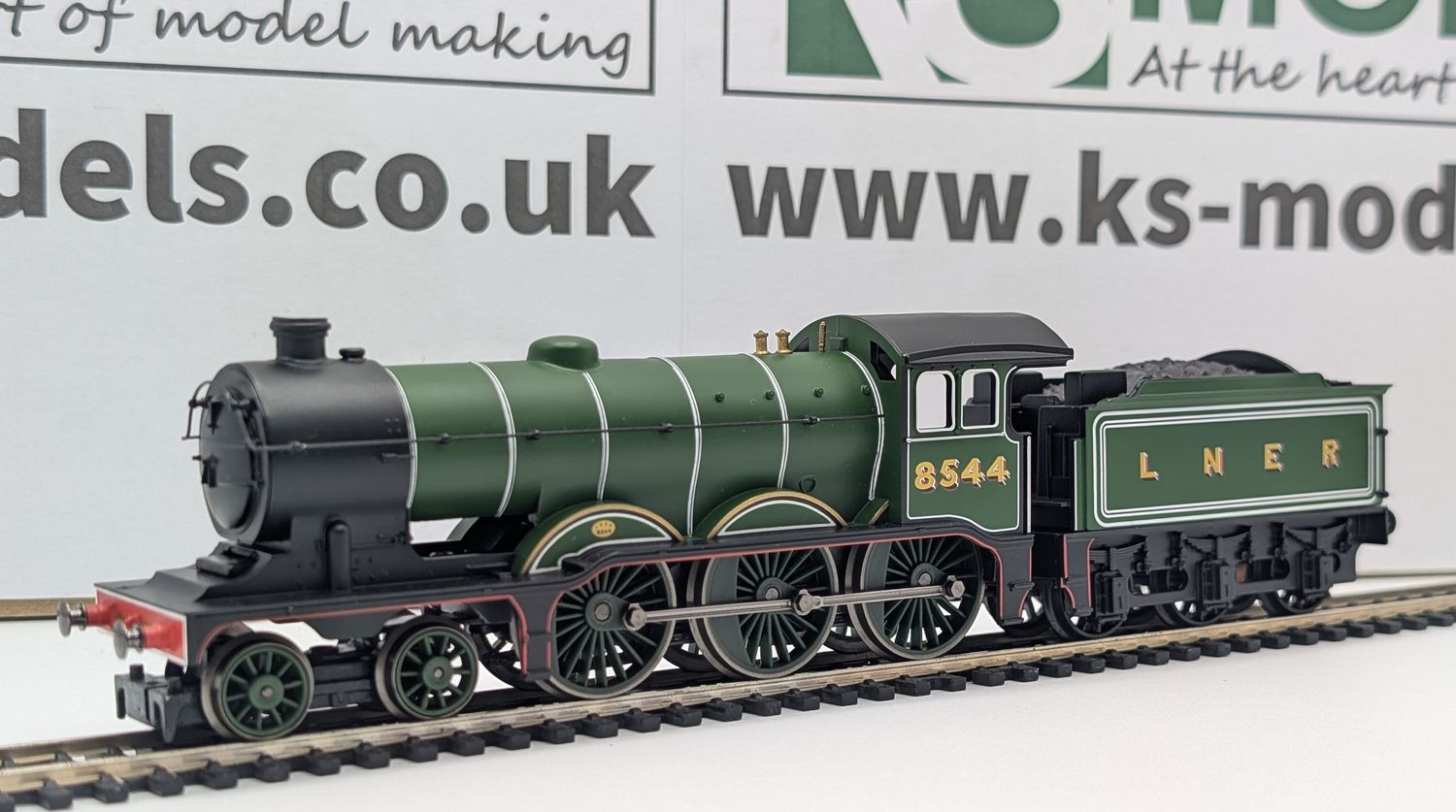 PRE-OWNED Hornby R1033 Class B12, LNER Green, 8544 [C1]