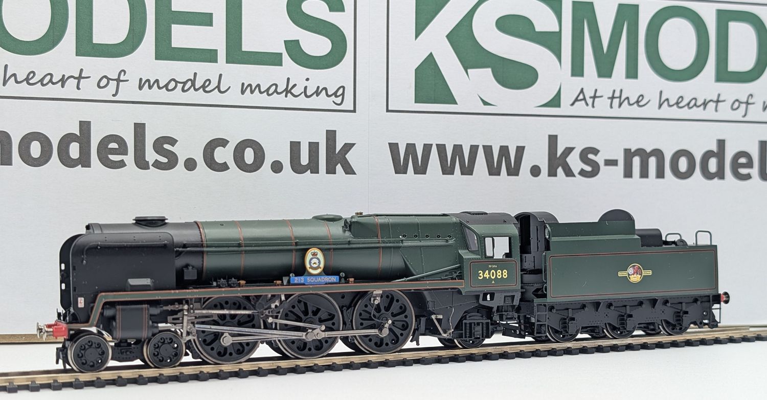 PRE-OWNED Hornby R2607 Rebuilt Battle of Britain, 34088, '213 Squadron', BR Green, Late crest [C1]