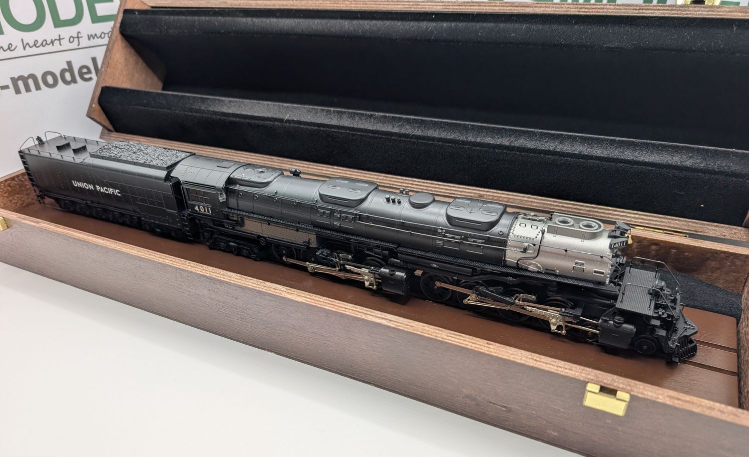 PRE-OWNED Trix 22598 DCC SOUND Union Pacific 'Big Boy', 4011, black/silver [C1]