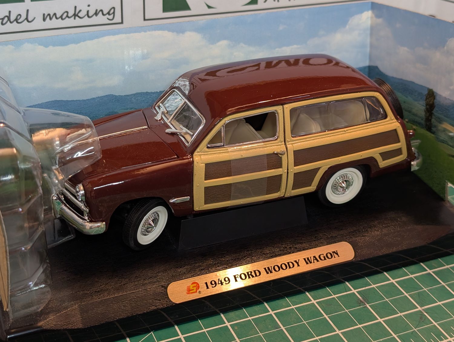 PRE-OWNED Sunnyside Models 1949 Ford Woody (1:24) [SS8703W]