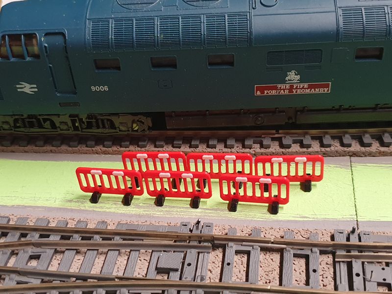 OO Gauge Model Railway 6x Chapter 8 Roadworks Barriers