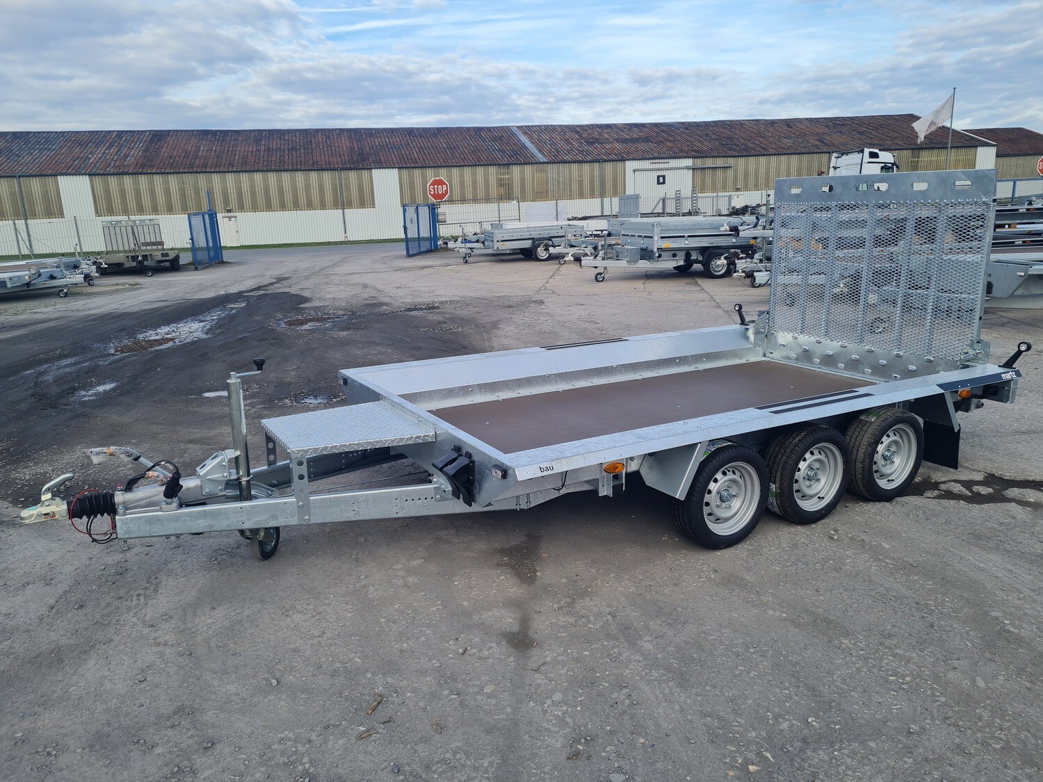 Autoanhänger Baumaschinenanhänger Maschinentrailer 3,50m x 1,68m 3,5t 3-Achser mit Siebdruckplatte⭐NEU⭐