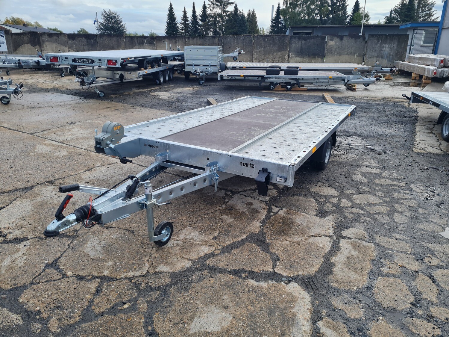 Autoanhänger Autotrailer Hochlader Plattformanhänger kippbar 3,61 x 1,90m 1500kg mit Stahlstandschienen rechts &amp; links und Siebdruckplatte mittig⭐NEU⭐