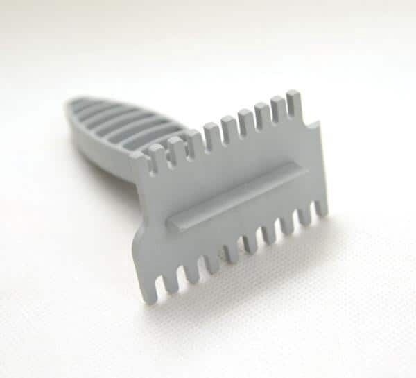 Plastic scraper for excluders, reinforced