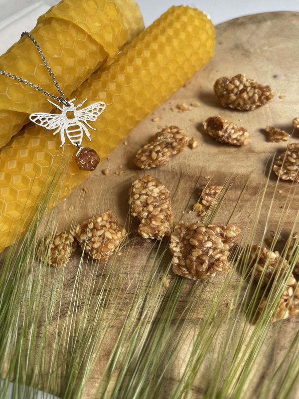 Necklace - Silver bee with amber