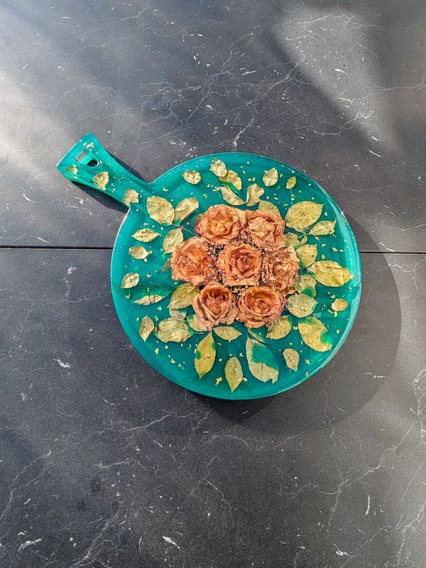 Limitiert: Jumbo Charcuterieboard „Smaragd & Rosen“ – runde Eleganz in Handarbeit