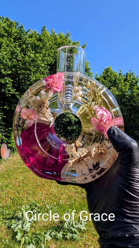 Limitiert: Vase: Circle of Grace; Golden Blum und Timeless Curve Handgefertigte Unikate aus Epoxidharz mit floralen Inlays