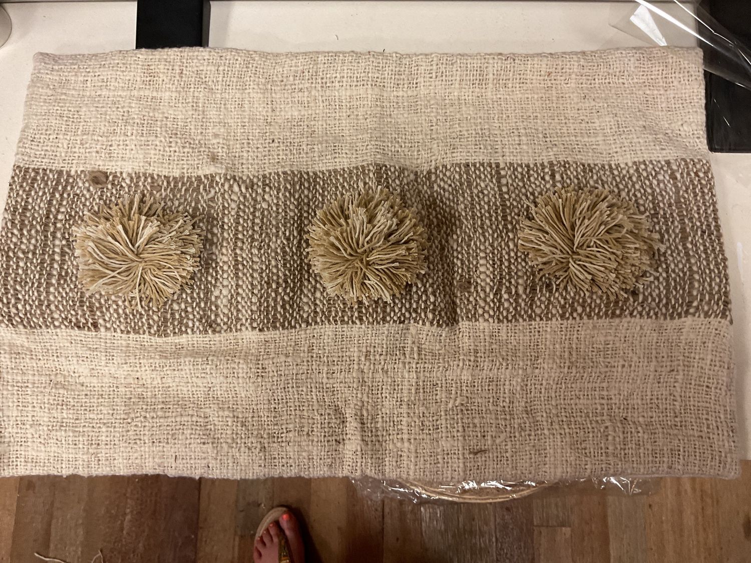 Linnen kussen langwerpigcreme met  beige streep en pompom