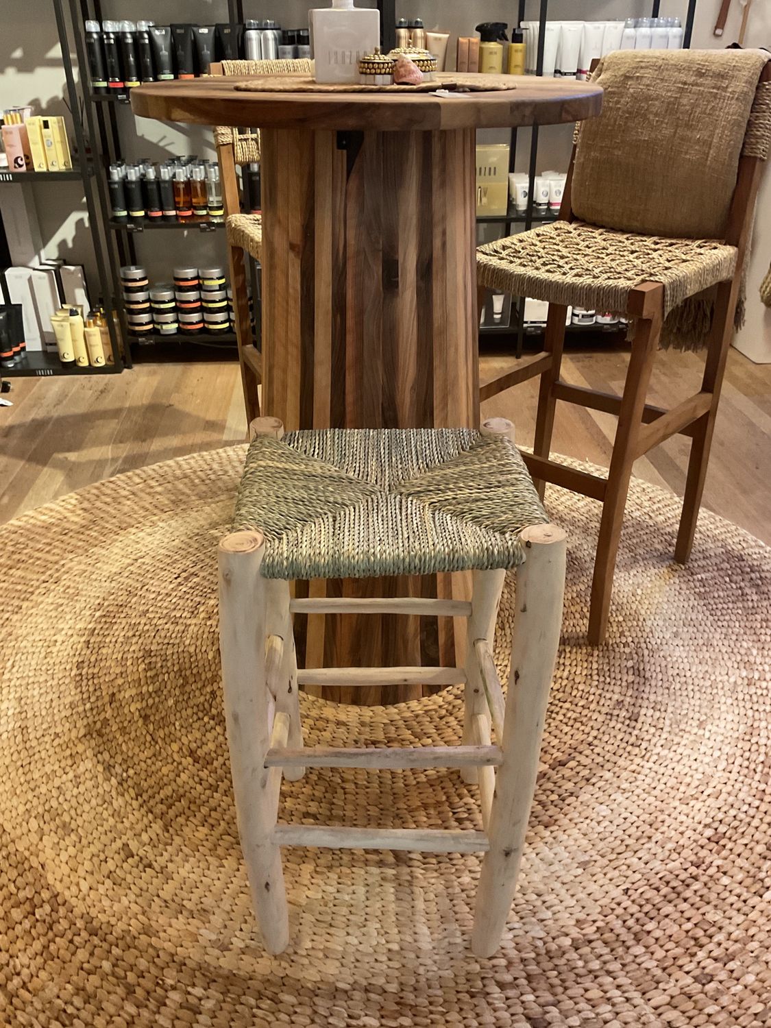 Kruk eucalytus hout - zeegras H65xB38cm Kruk eucalytus hout - zeegras H65xB38cm