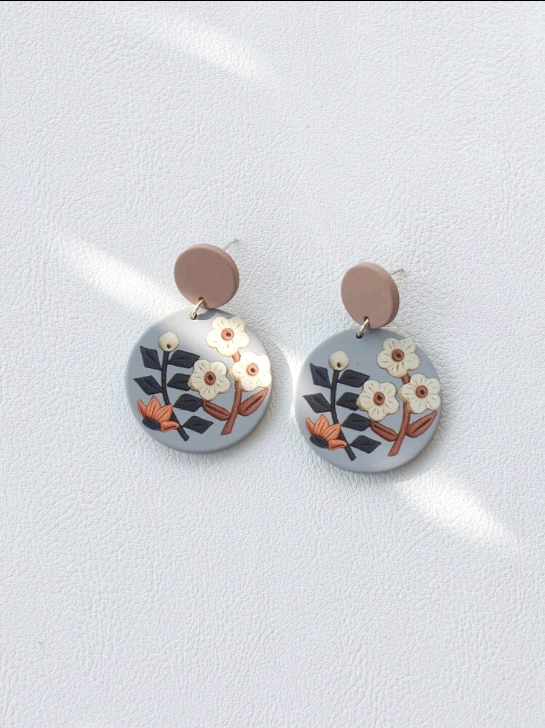 WHITE DAISY EARRINGS