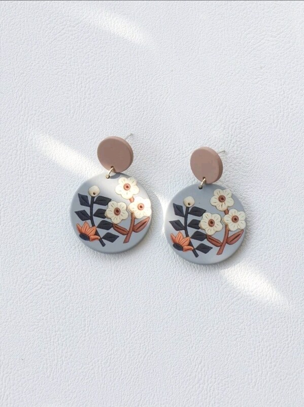 WHITE DAISY EARRINGS