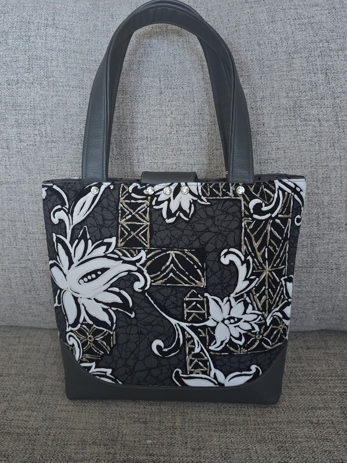 Black-and-White Butterfly-Clasp Purse