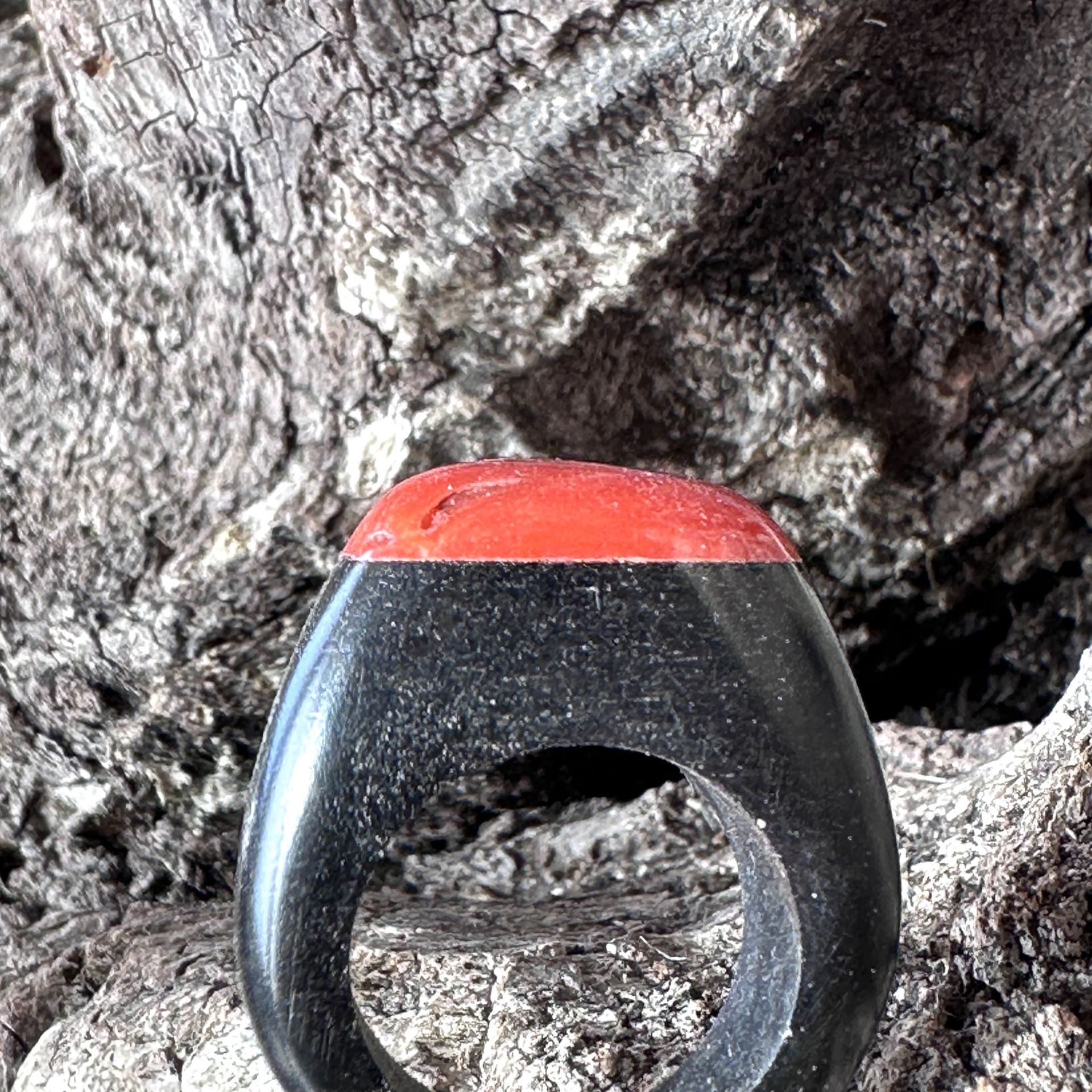 Anello in ebano e corallo -Eliana Scognamiglio