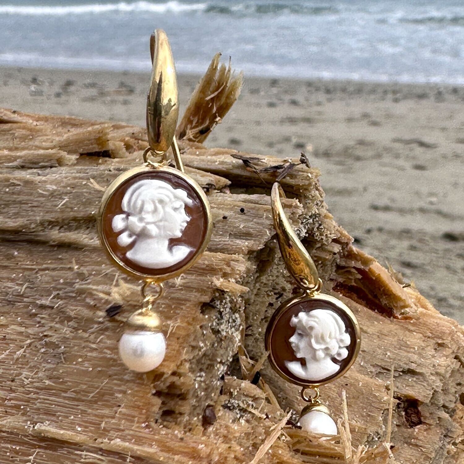 Orecchini in argento bagnato oro con cammeo testa con perla-Cammeo Italiano