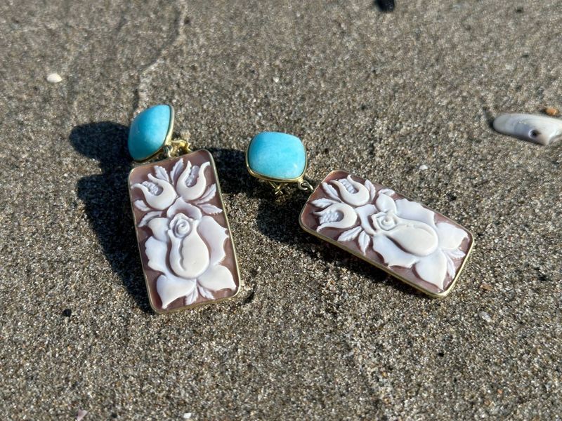 Orecchini in argento bagnato oro con cammeo rosa e  larimar-Carola